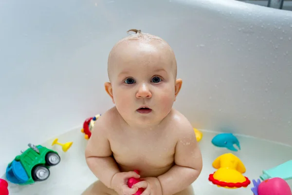 Cute Baby Gry Zabawki Wannie — Zdjęcie stockowe