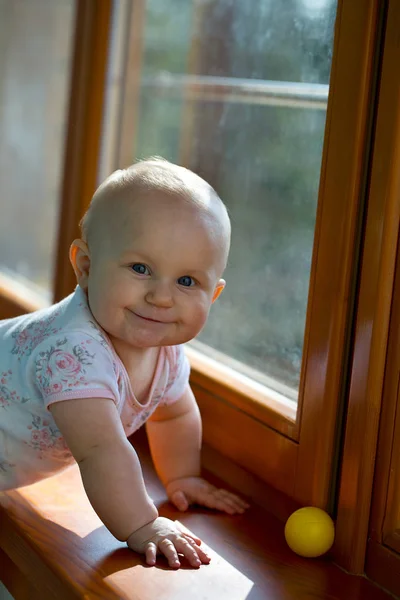 Słodkie Dziecko Obok Okna — Zdjęcie stockowe