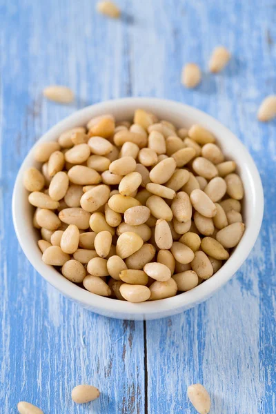 Kavanozda çam fıstığı