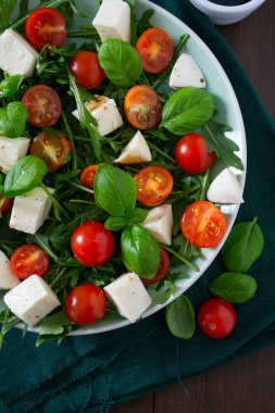 Kiraz domates, mozzarella ve rucola vejetaryen salatası