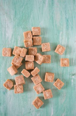 trquoise arka plan üzerinde kahverengi şeker