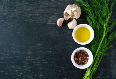 baharat ve otlar siyah kara tahta üzerinde