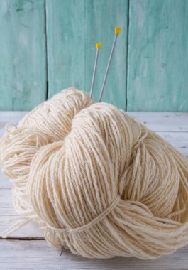 ahşap yüzey üzerinde iplik hanks örgü