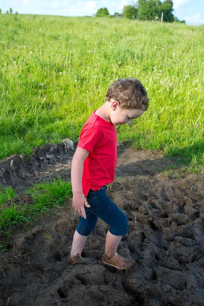 Niño Está Jugando Dir Barro —  Fotos de Stock