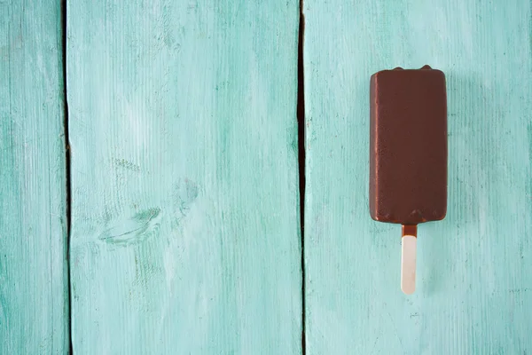 Gelado Picolé Colorido Fundo Madeira Turquesa — Fotografia de Stock