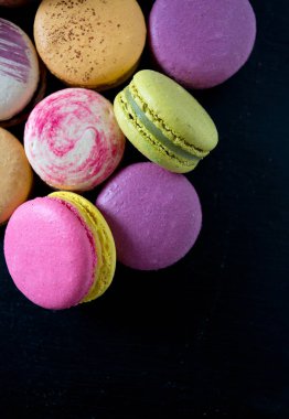 siyah kara tahta üzerinde çeşitli macaroons