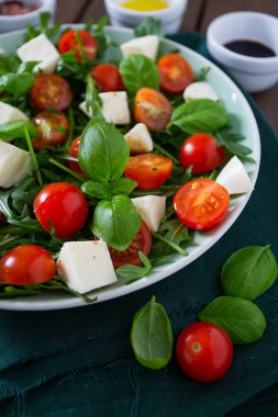 Kiraz domates, mozzarella ve rucola vejetaryen salatası