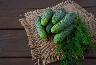 salatalık hasat ahşap yüzey üzerinde