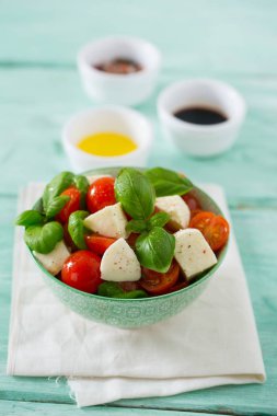 Turkuaz arka plan üzerinde Caprese salatası