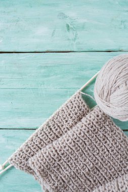 Turkuaz ahşap zemin üzerine örme atkı