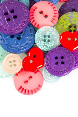 Beyaz arkaplanda izole edilmiş renkli düğmeler