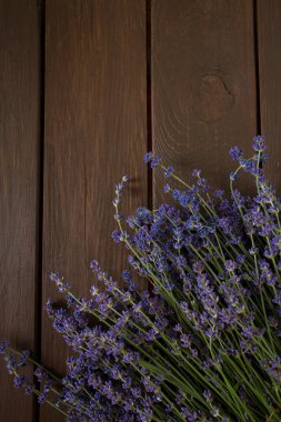 Ahşap arka planda lavanta çiçekleri
