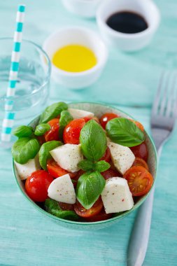 Turkuaz arka plan üzerinde Caprese salatası