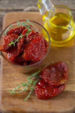 ahşap yüzey üzerinde güneş kurutulmuş domates