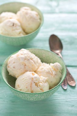 Turkuaz ahşap zemin üzerine Karamelli dondurma