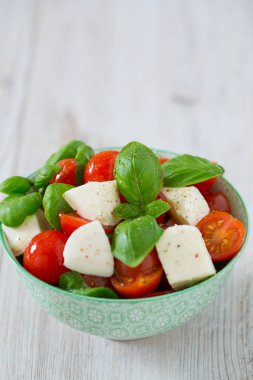 Turkuaz arka plan üzerinde Caprese salatası