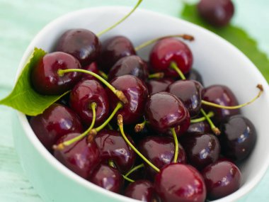 Turkuaz ahşap yüzeyde kirazlar