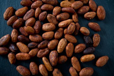 Tahtadaki kakao çekirdekleri