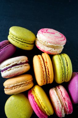 siyah kara tahta üzerinde çeşitli macaroons