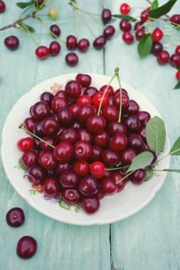 Tahta yüzeyde taze kirazlar