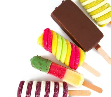 Beyaz arka plan üzerinde izole renkli popsicles