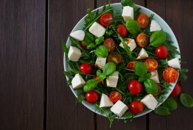 Kiraz domates, mozzarella ve rucola vejetaryen salatası