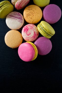 siyah kara tahta üzerinde çeşitli macaroons