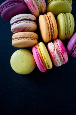 siyah kara tahta üzerinde çeşitli macaroons