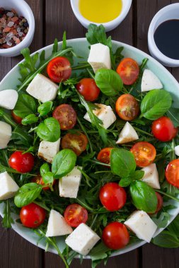 Kiraz domates, mozzarella ve rucola vejetaryen salatası