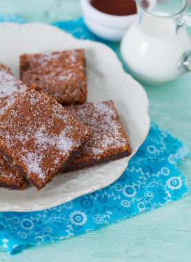  Ahşap yüzey üzerinde çikolatalı kek