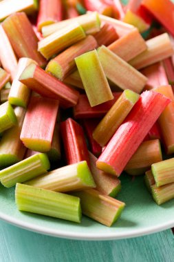 Turkuaz ahşap yüzeyde bir parça ravent.