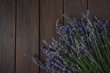 Lavanta ahşap yüzeye yakın çekim