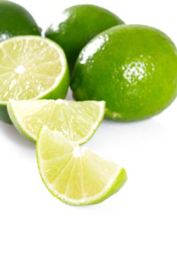 beyaz arkaplanda izole kireç