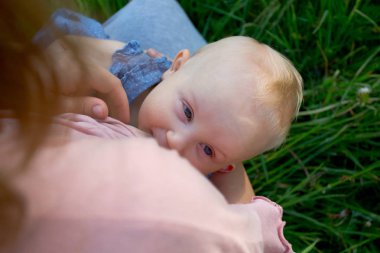 anne çocuğunu doğada besleme