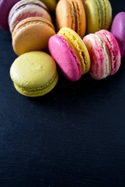 siyah kara tahta üzerinde çeşitli macaroons