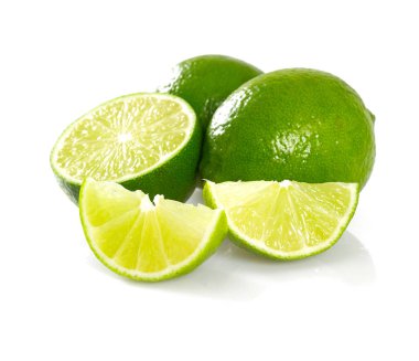 beyaz arkaplanda izole kireç