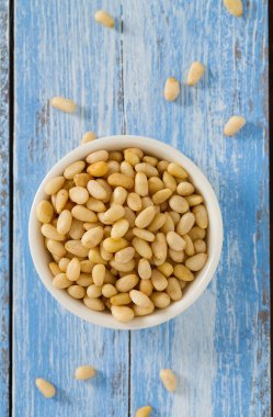 Çam fıstığı ahşap arka plan üzerinde