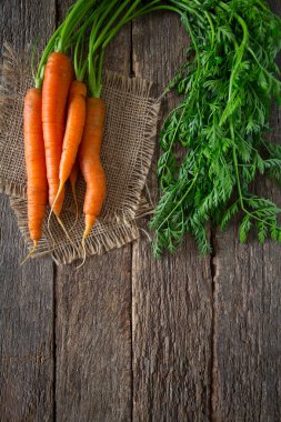 Tahta yüzeyde taze havuç