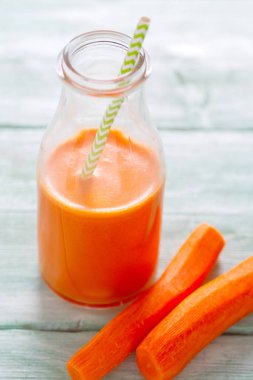 havuç suyu turkuaz ahşap zemin üzerine