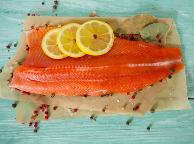 Tahta yüzeyde taze alabalık filetosu.