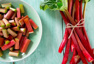 Turkuaz ahşap yüzeyde bir parça ravent.