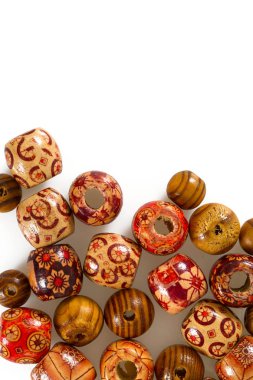 Beyaz arka plan üzerinde izole renkli ahşap boncuk 