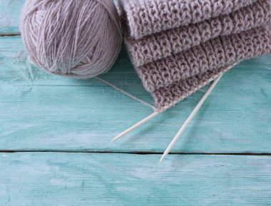 Turkuaz ahşap zemin üzerine örme atkı