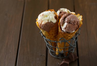 Çikolata ve vanilyalı dondurma, waffle külahında.