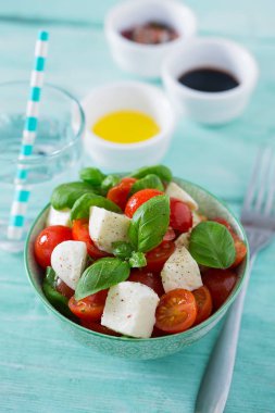 Turkuaz arka plan üzerinde Caprese salatası