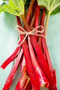 ahşap yüzey üzerinde taze ravent