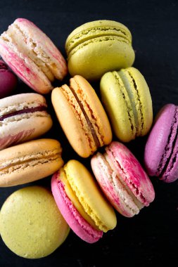 siyah kara tahta üzerinde çeşitli macaroons