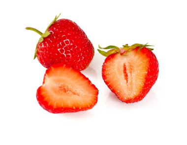 Taze çilek beyazda izole edilmiş.