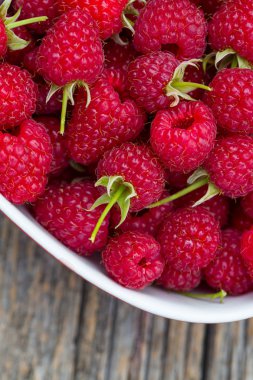 Ahududu ahşap yüzeyde