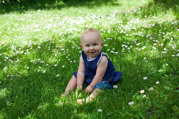 Bonito Bebê Menina Está Apreciando Natureza — Fotografia de Stock